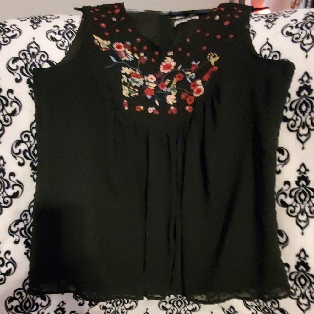 Tantrums sleeveless peplum shirt with flowers.